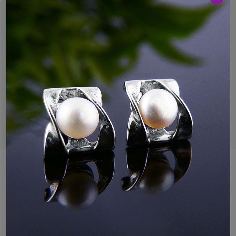 Vera & Co.  pearl earrings